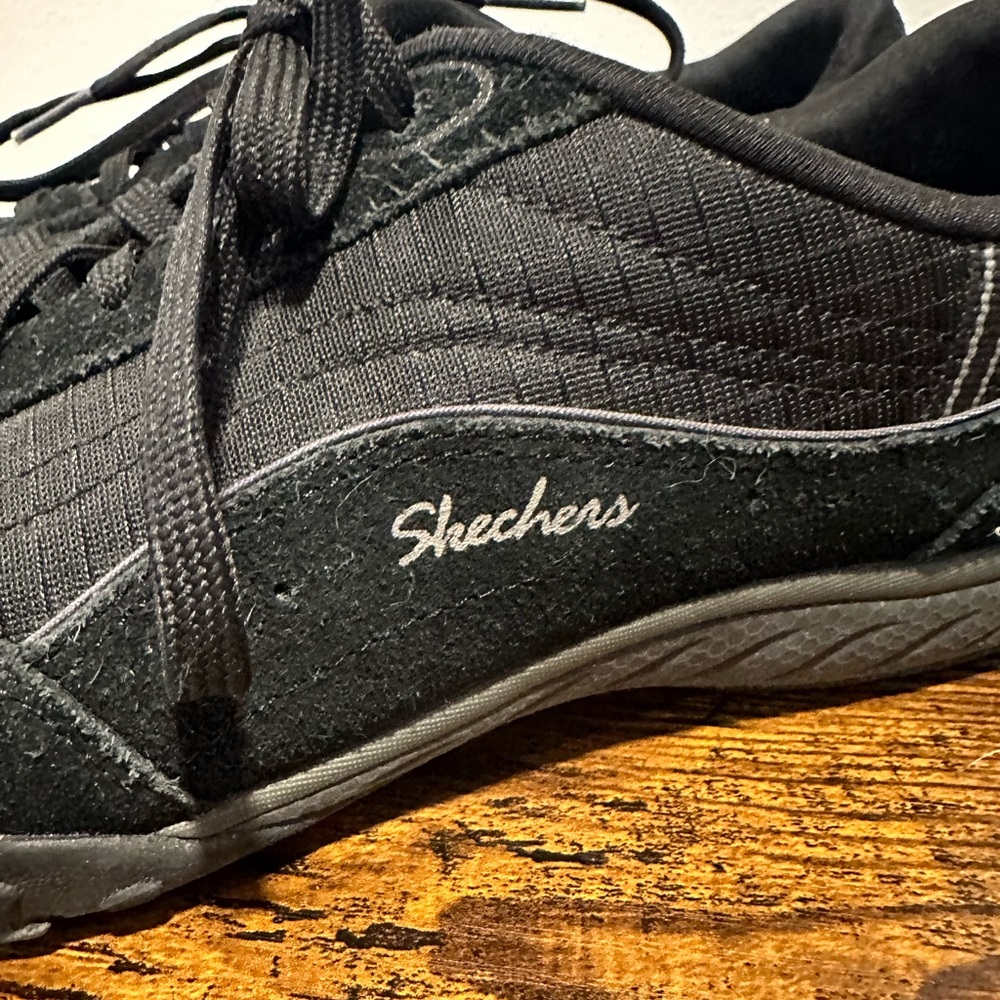 Skechers Women’s Breath Easy Black Sneakers Size 10 - Picture 2 of 8